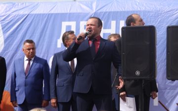 22 августа на площади Ленина состоялась торжественная церемония поднятия Флага России при участии Губернатора Алексея Юрьевича Русских и первых лиц региона. Мероприятие стало одним из центральных событий празднования Дня Флага России в Ульяновске.