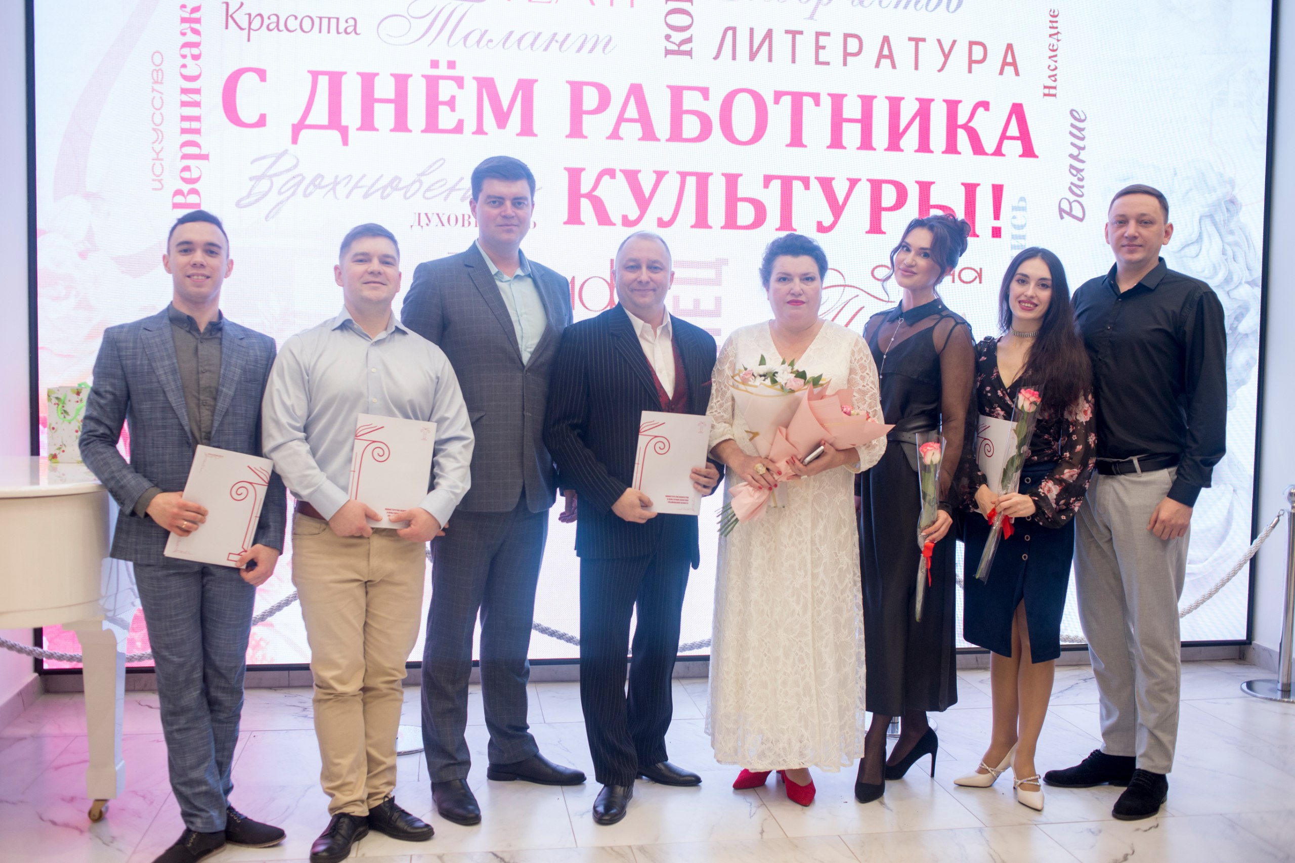 В День работника культуры артистам Государственного ансамбля песни и танца &quot;Волга&quot; имени В.А. Ионова были вручены Почетные грамоты и Благодарственные письма.